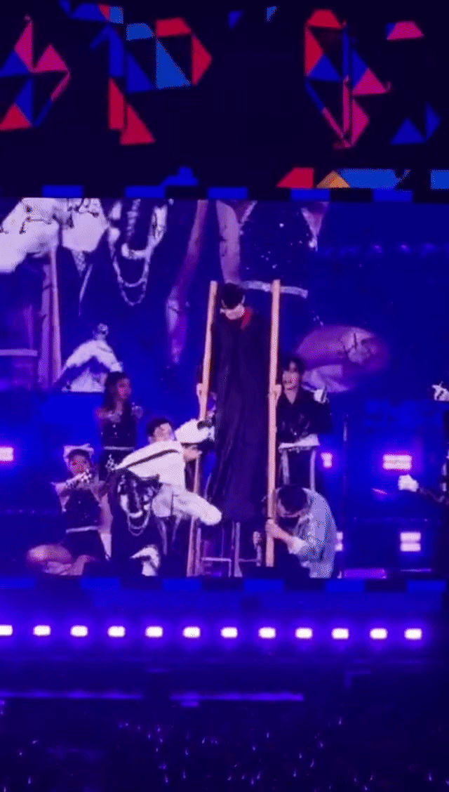 周深寝室来了个东北人周深这魔术变的，把神秘感全变成了亲切感。他和魔术师在台上