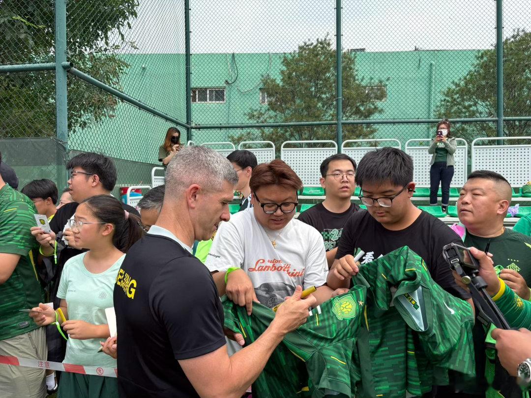 蒙哥马利继续保持了对球迷非常亲善的态度本来合影球队人员在前面，看到陶伟站进了球迷