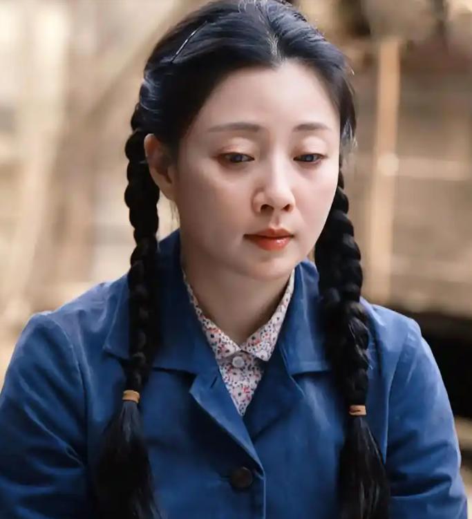 2009年，刚办完离婚手续的殷桃，在阔少孙东海的猛烈示爱下，俩人好上了，没成想，