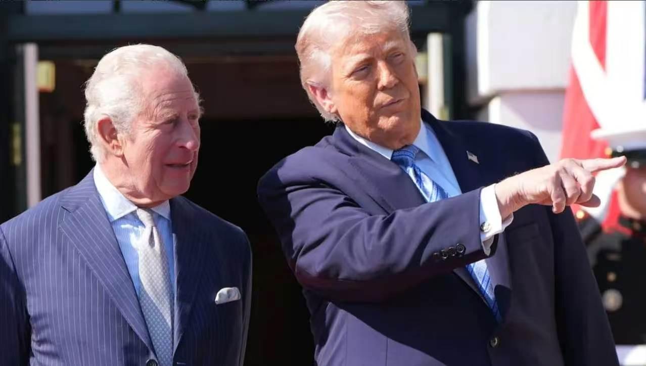 4月28日，在欢迎英王查尔斯的晚宴上，特朗普提到了自己父母63年的婚姻，调侃查尔