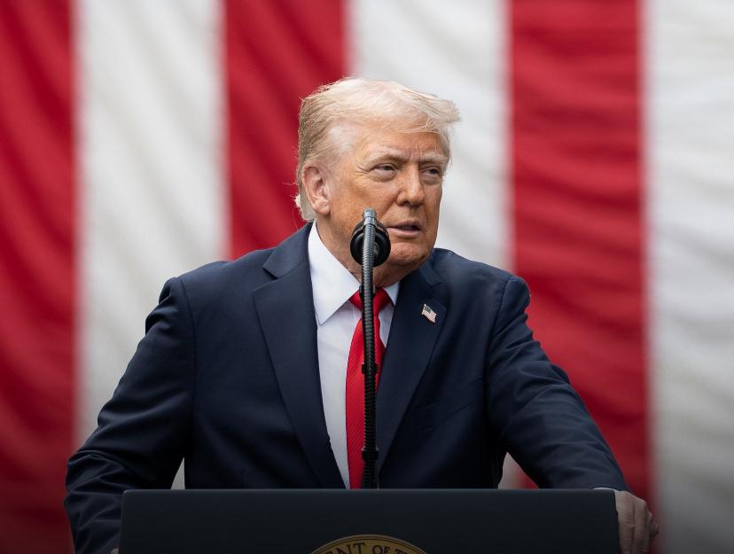 特朗普今天发文说：“今天公布的数据显示，美国贸易逆差降至2009年以来的最低水平