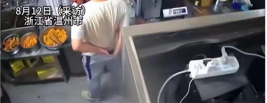 浙江温州，一男子在卖炸鸡，突然感觉屁股痒，情急之下伸手在裤内抓挠，持续20多秒，