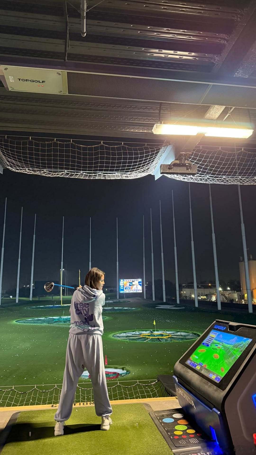 SelenaGomez赛琳娜戈麦斯假期分享，来点室外活动拉拉筋⛳️