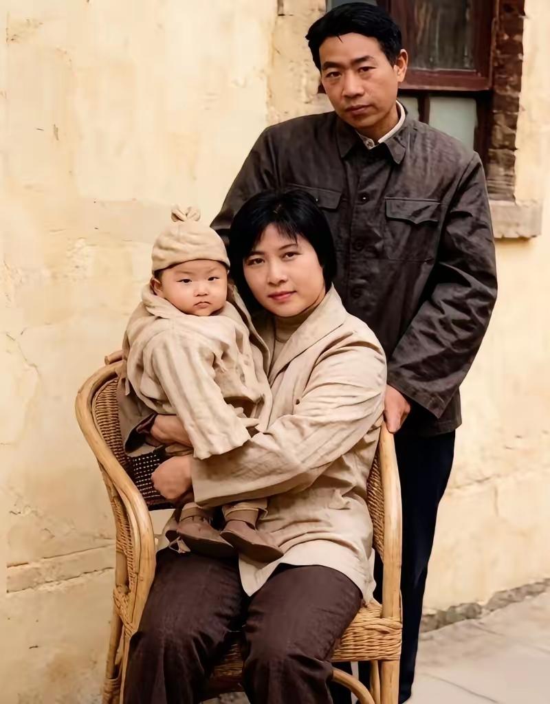 也不知道神通广大的网友，在哪找到了这张照片。照片中的男的，正是日后中国文坛的大佬