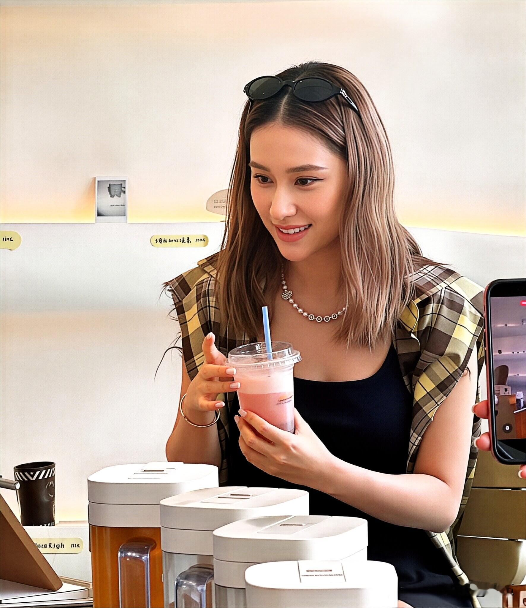 35岁何超莲在奶茶店打卡拍照被偶遇，挺令人吃惊的！何超莲这样身价的人，也会出入这种平价的奶茶店，她穿