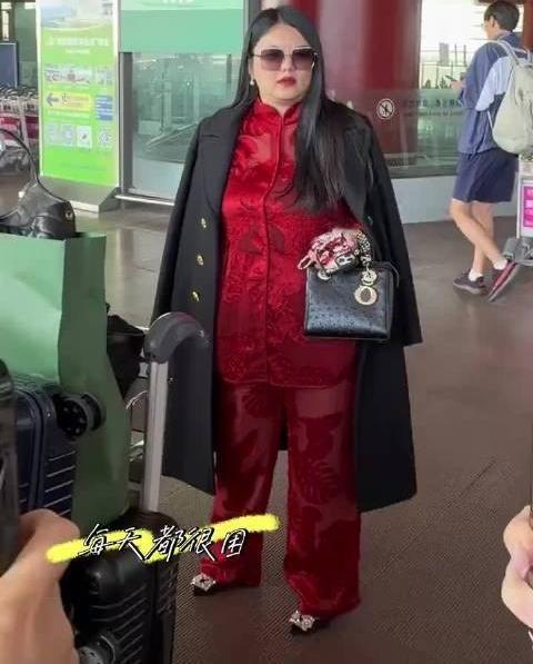 有件事，我一直不敢说李湘这不是富态而是——肥胖吧。之前我有个朋友在线下见过