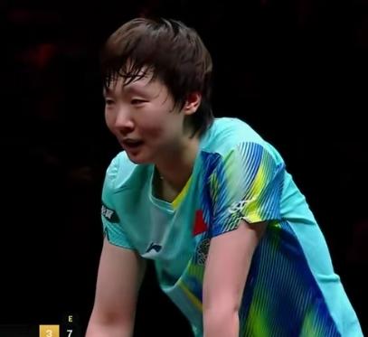王曼昱4-0横扫佐藤瞳夺冠！决胜时刻直接夯爆全场！王曼昱这次决赛霸气十足，