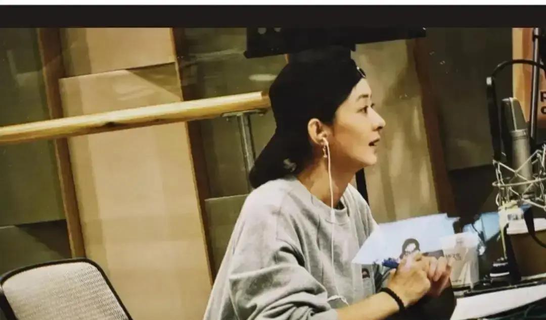 她差点因为演技太差被换掉。导演的手指就悬在换人名单上。投资方为了省钱找来的新