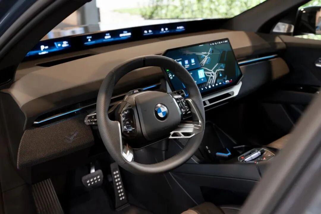 全新宝马三系内饰与之前宝马新世代驾趣概念车内饰相似，未来宝马家族所有车型大概率