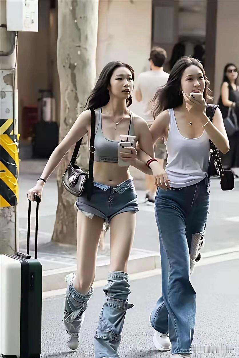 逛街时看到一个妹子穿的裤子，不禁为她捏把汗。那裤子穿法怪异，下面裤腿松松垮垮，随