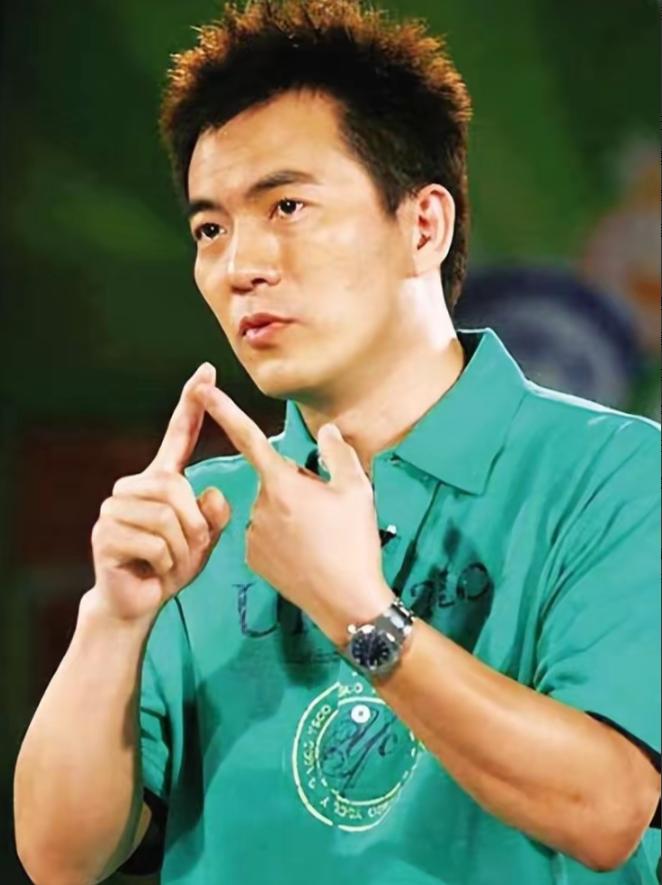 2006年，黄健翔在太太孙颖做完乳腺癌手术后立即提出离婚，孙颖泪流满面地质问：