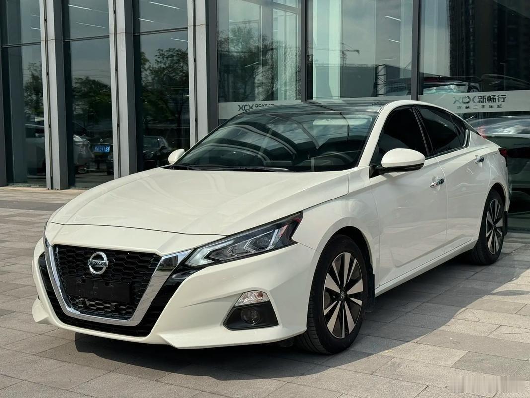 日产在轿车领域采用两套设计语言：燃油车如天籁轩逸沿用经典V-motion格栅