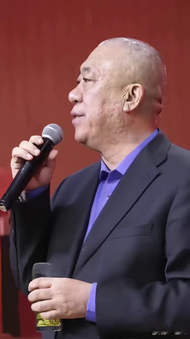 河南下大雪，有位老板凌晨在公司群里发消息，特别交代：路上雪大不安全，大家今天可以