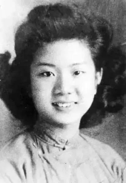 她16岁，当面骂日本医生："你们日本人也臭!" 她25岁，烫卷发、穿旗袍、踩