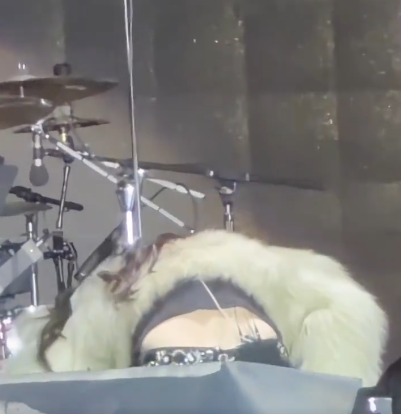 于文文演唱会惊魂一刻！表演中途突然晕倒被担架抬送医