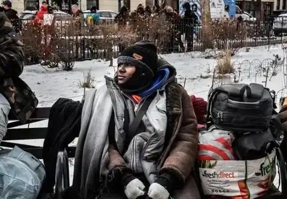 为啥美国人一但没房子住就会崩溃呢？近日美国的“斩杀线”一词风靡全网，这让很多人非