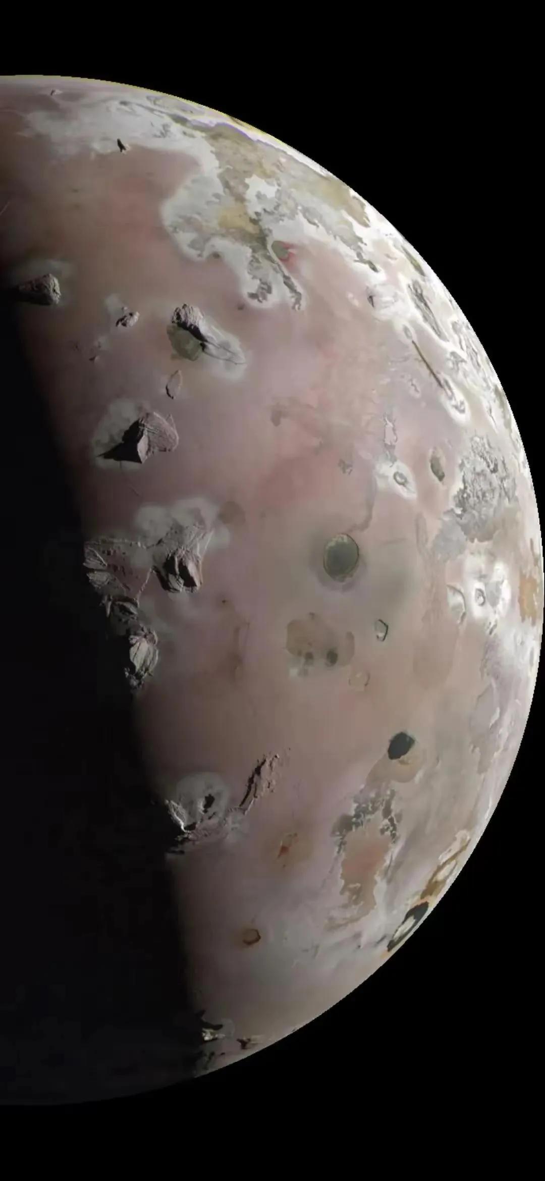 NASA的朱诺号探测器，曾近距离飞掠木星卫星木卫一时，拍到了一幕震撼画面：左侧一