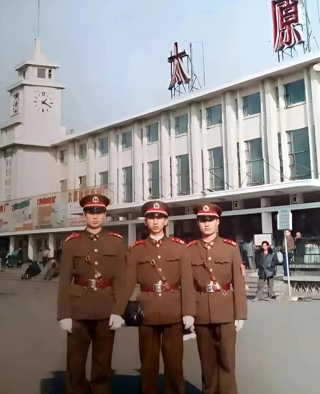 这三个笔挺的军人怎么看都好像不太对，穿着87式毛料军官服，武装带和肩章、臂章都是