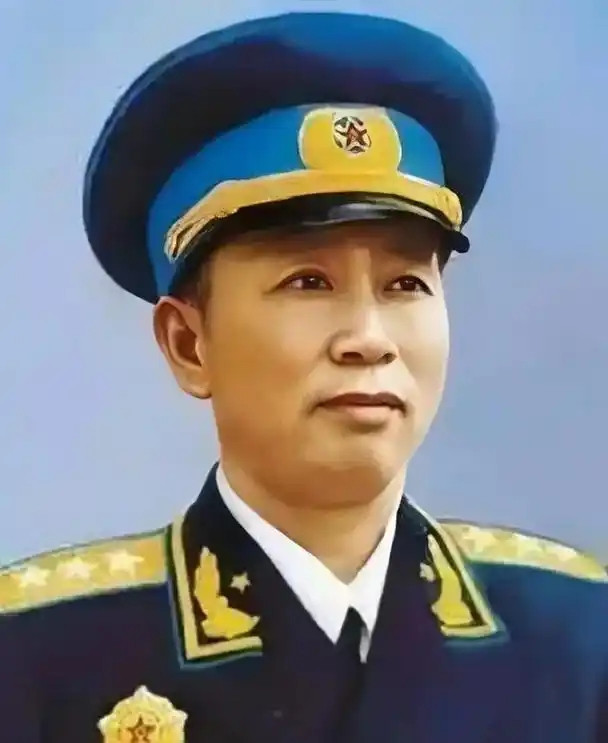 1952年，毛主席到空军部队视察工作，突然，毛主席命令刘亚楼“向我敬个礼”，刘亚