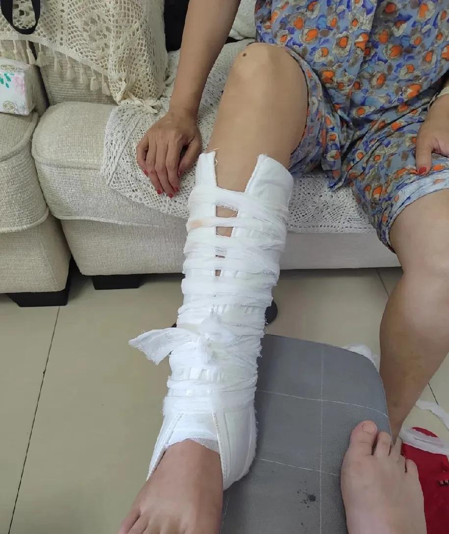 妈妈骨折我拒绝回家，三天后收到她短信：“女儿：谢谢你！做得对！”三天了，我的手