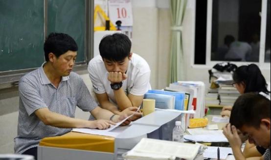 高考，被无数寒门学子视为“逆天改命”的独木桥。当湖南省某中学的“天才学霸”李