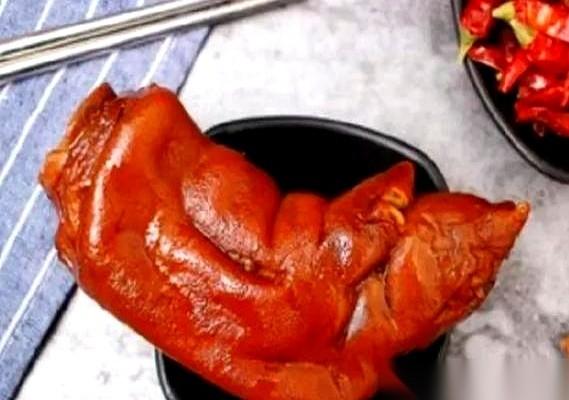 一个在美国养了20年猪的老约翰，直接跟我交了底：“我这厂子，一年出三万头猪，最好