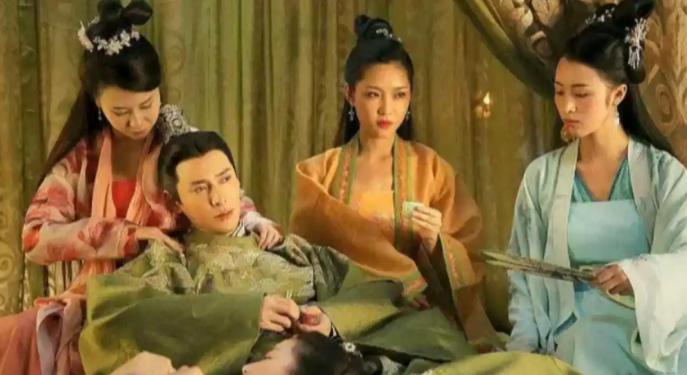 1564年，严世蕃的27位妻妾，正伺候他吃饭，突然百名锦衣卫破门而入，锦衣卫指挥