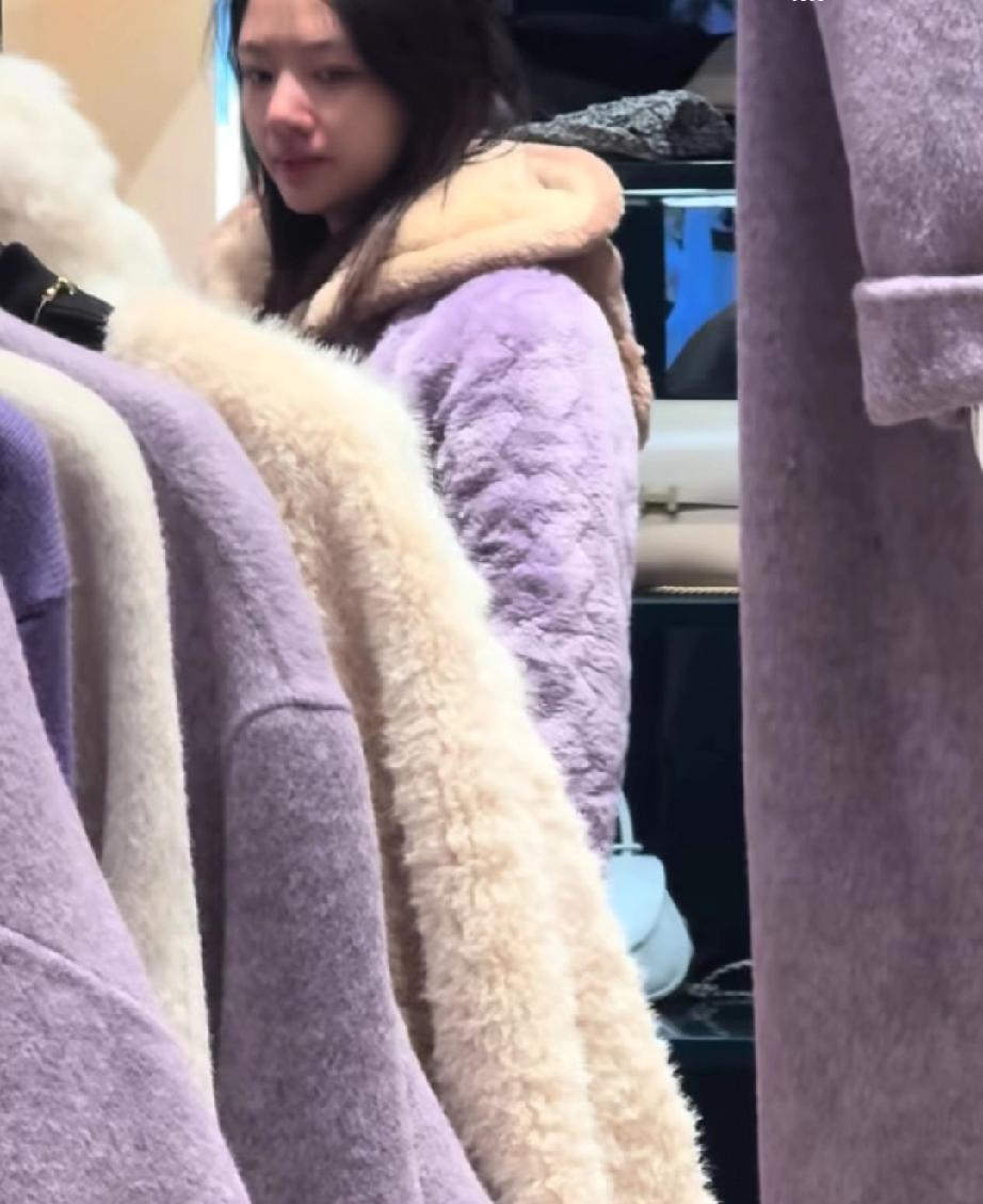 任敏春节回老家，直接穿“省服”逛菜市场！网友：这姐是把红毯落在行李箱了吧？羽