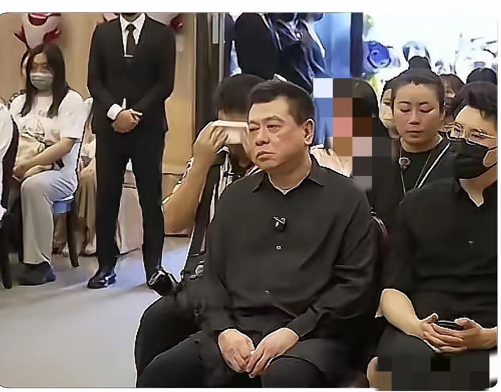 看孙爸爸在台湾给小鱼做法会的画面，眼泪根本忍不住！摆着祭品轻声念叨，要让小鱼在另