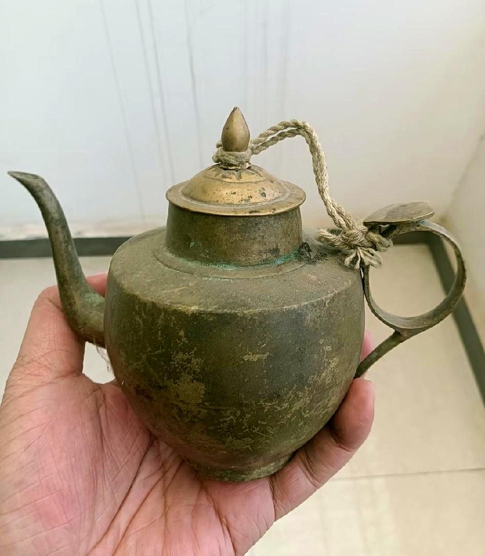 茶几边随手一撂的铜茶壶,昨天被老表端详半天,来一句“起码三万”,屋里一下子