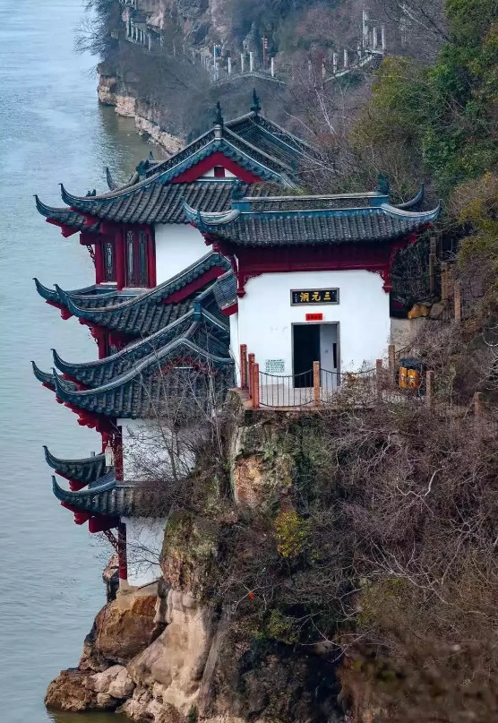 1996年秋天，台湾空军作战司令部营区发生了一起震动全岛的命案。五岁女童陈