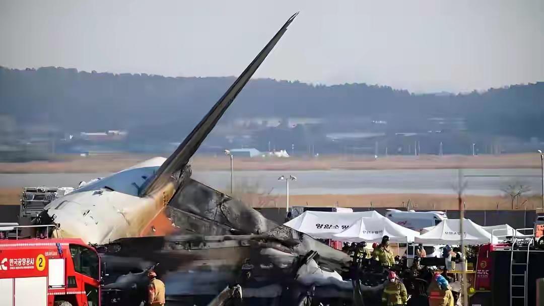 美国这是咋了？飞机又又双叒叕出事了，听说没等起飞就爆炸了，甚至还连累的旁边的工厂