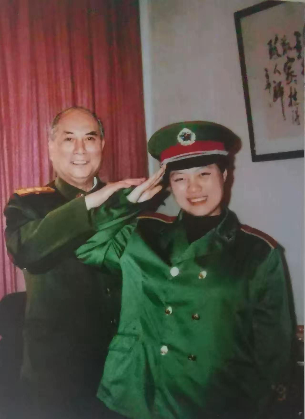 这是张万年将军晚年和家人极其罕见的生活照，照片中的他正在耐心地教导孙女如何敬礼，