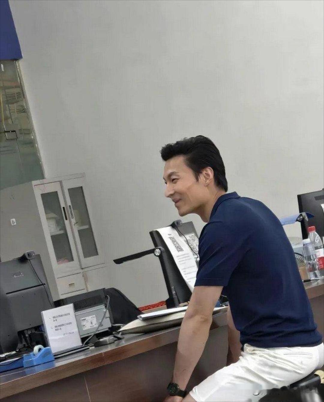 这位帅哥的长相，远看刘德华，近看刘德发。你认为呢？