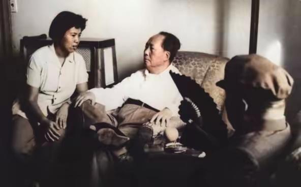 毛岸青带着妻子邵华，专程上门看望父亲，这张老照片藏着最朴素的亲情这张合影拍