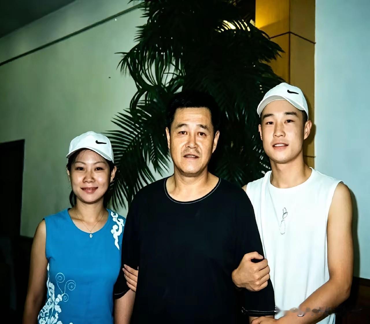 小沈阳和沈春阳没出名时候真的很瘦，看起来就是很用功努力的模样，挽着赵本山的手臂，