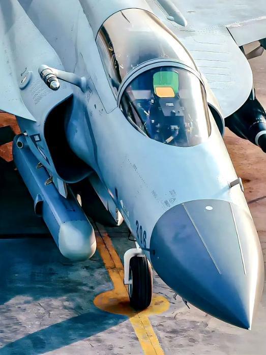 歼10很先进，却卖不过枭龙战机！光是今年，阿塞拜疆就订购40架枭龙战机，利比亚1