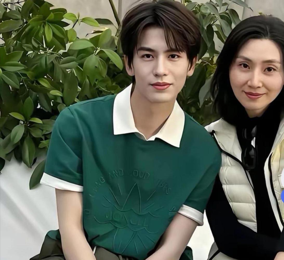 张凌赫这么帅，原来是继承了他妈妈的基因。