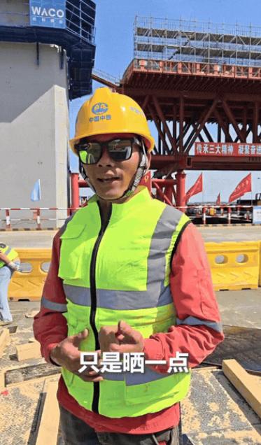 2025年7月武汉，工人顶着38℃高温工作，可他们却感觉很凉爽，原来，他们每个人