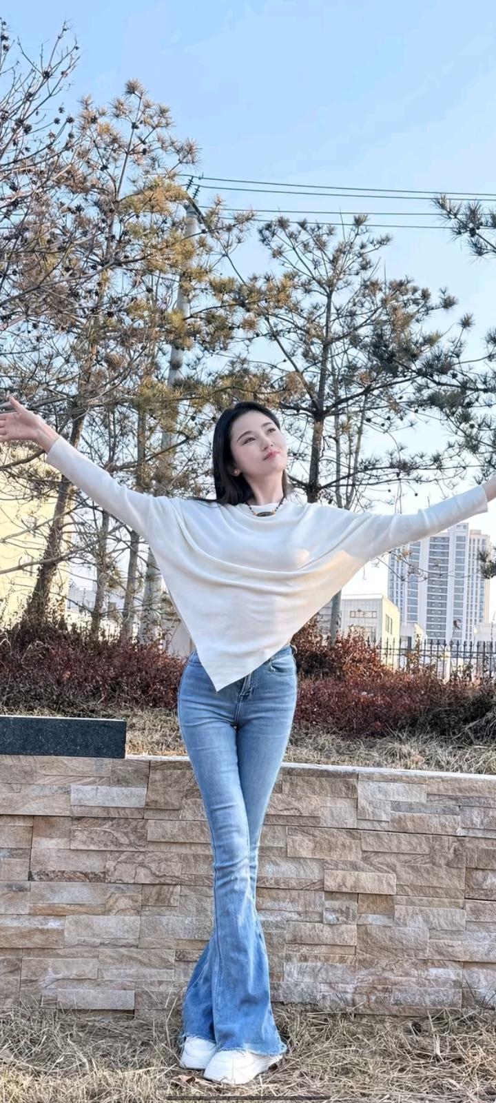 再忙的日子也有了着落，再长的路也愿意走下去。不是因为生活太好，而是因为你在，