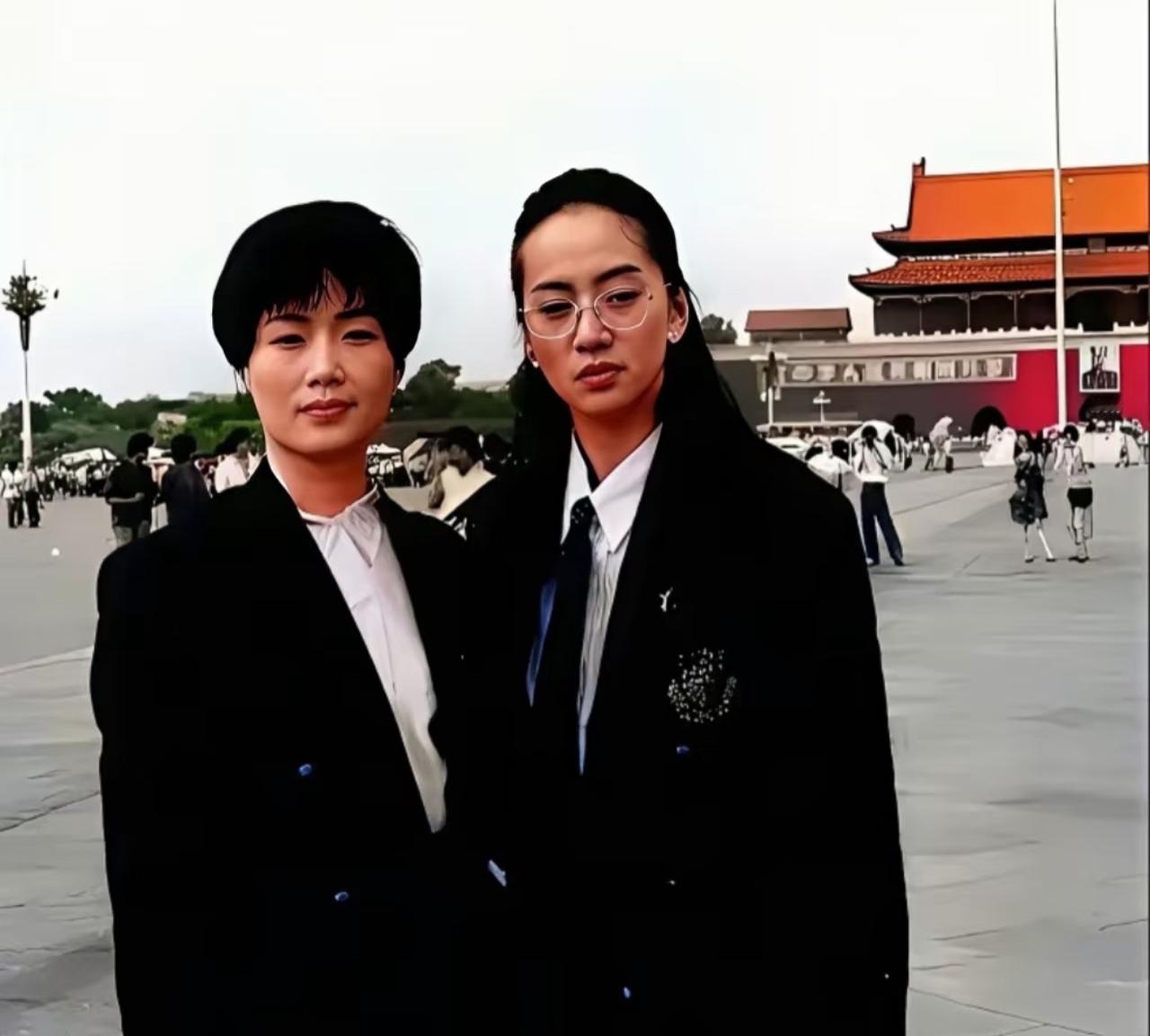 才知道梅艳芳和姐姐梅爱芳都是因为癌症离世的，姐妹俩虽然长相不怎么相似，但感情一直