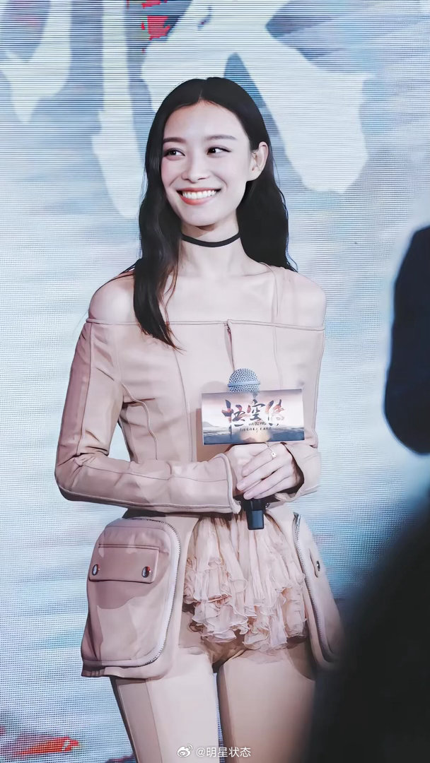 倪妮活动生图，大长腿完美腰臀比例太迷人。​​​