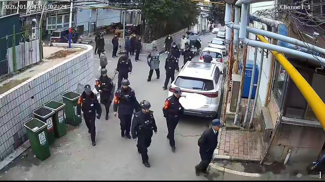 河南平顶山一老人报警称楼上邻居制毒，大批警察“全副武装”上门，结果一查：有精神病