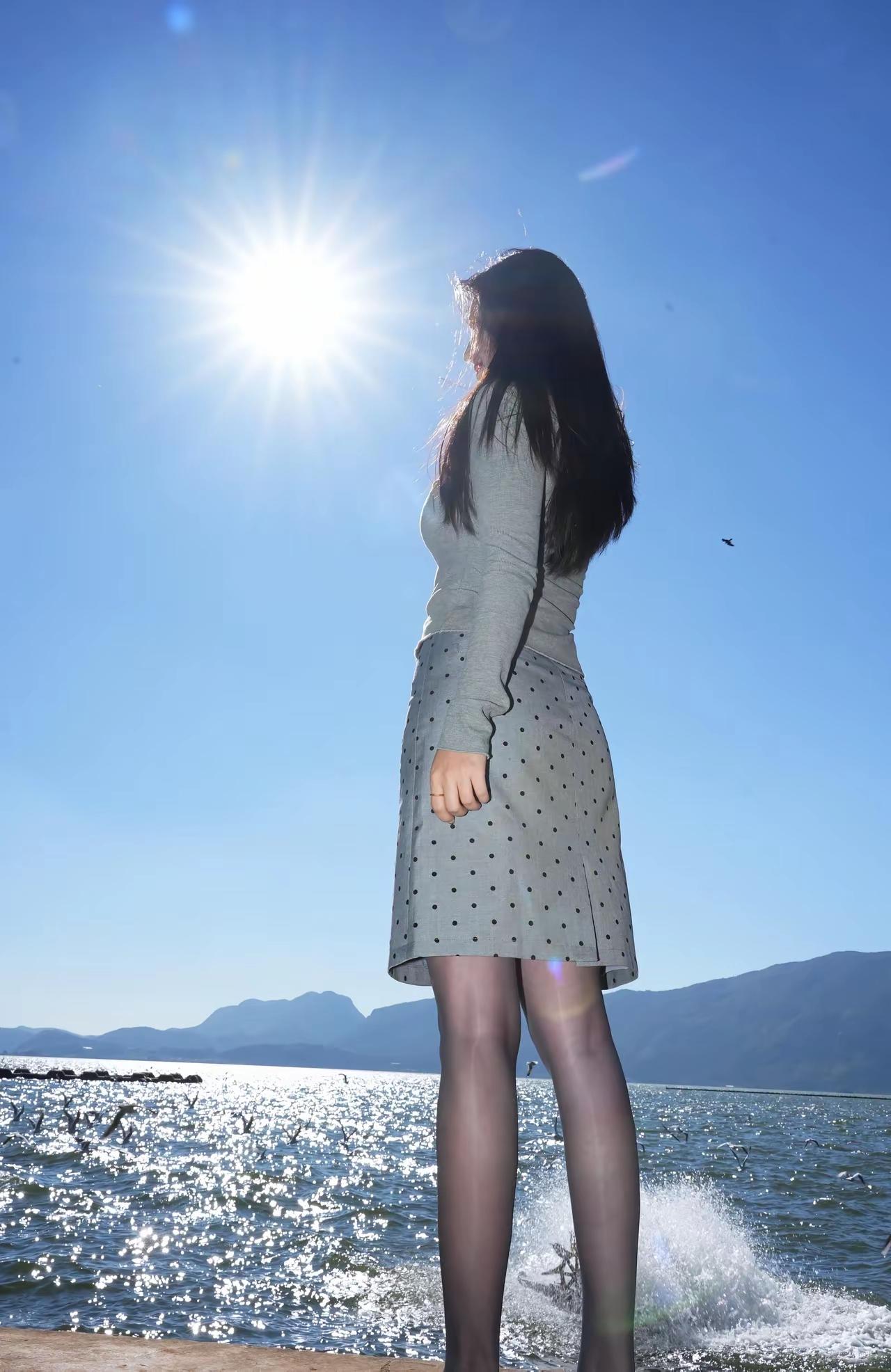 游昆明，滇池之美不可错过。这一波碧水充满童话浪漫。翠绿草地上的稻草人、稻田里的