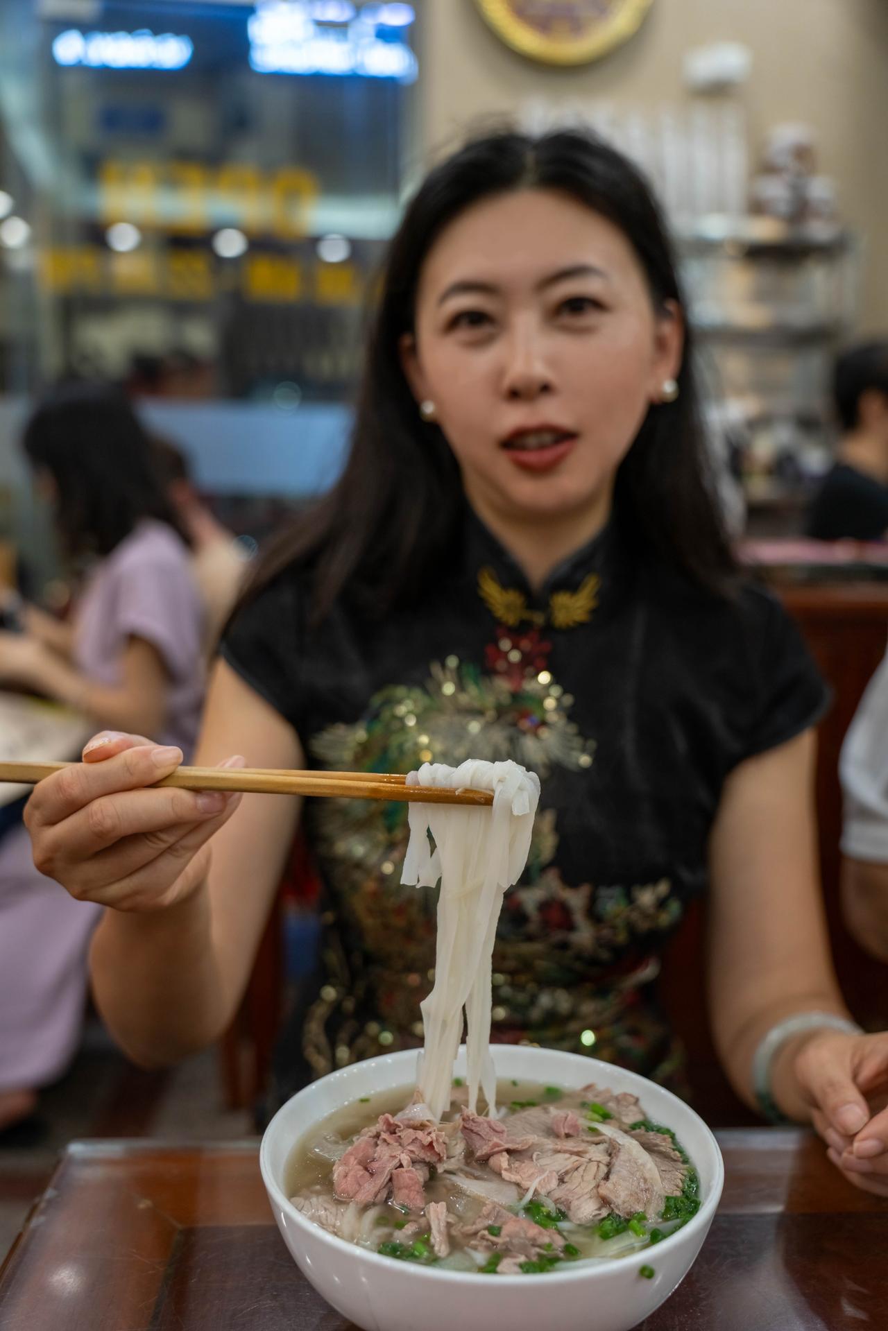 我说想吃最正宗的越南河粉，导游热情带我绕来绕去走了一公里[捂脸哭]，找到了这家河粉