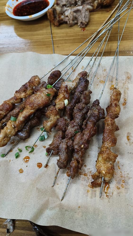 26年的跨年夜拉了一对野鸳鸯，跑城郊一个贼偏的酒店。女的一上车就急眼：“我老公眼