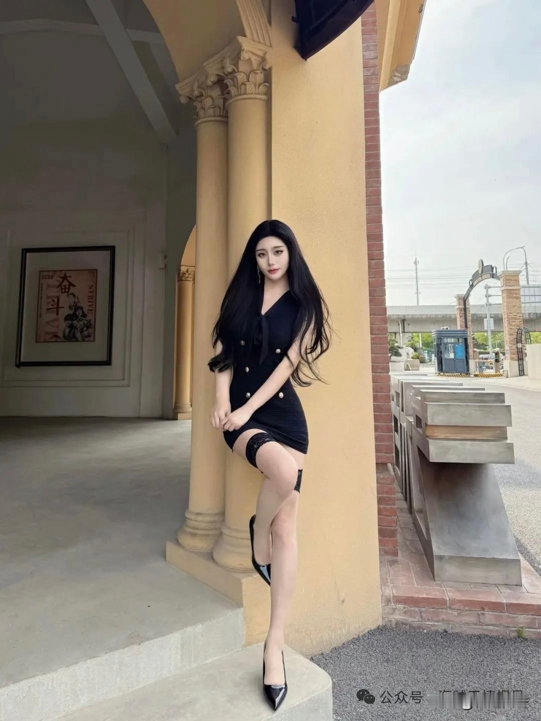 优雅黑裙，都市风范，自信满满！👗💃