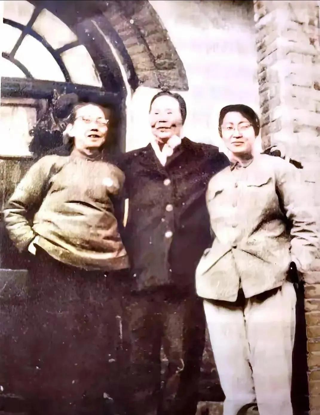 1960年代初，毛主席的大女儿李敏和钱希均（中）、周文楠（左）两位红军婶婶合影，