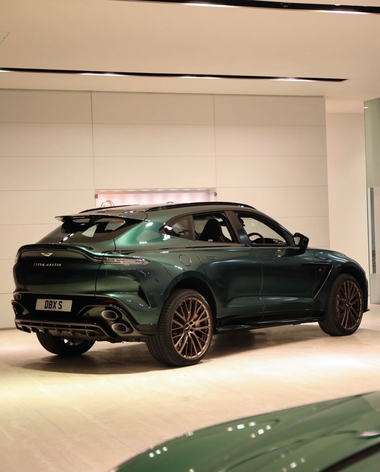 孔雀石绿的阿斯顿马丁DBXS！阿斯顿马丁汽车