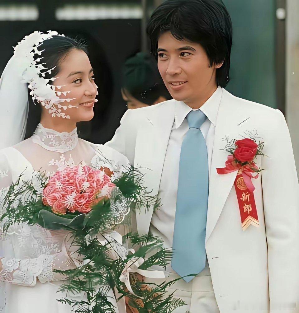 当年笑她婚纱土，现在才知是香奈儿孤品，全球就一件！林青霞1994年结婚那件婚纱，